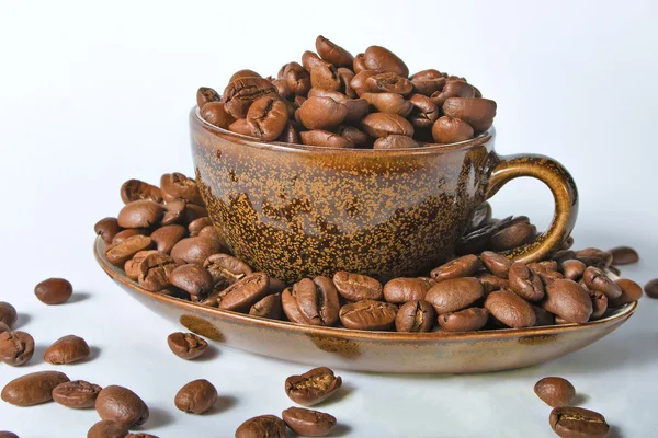 Cangkir kopi dan kacang-kacangan dengan latar belakang putih — Stok Foto