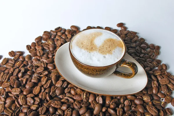 Cangkir kopi dan kacang-kacangan dengan latar belakang putih — Stok Foto