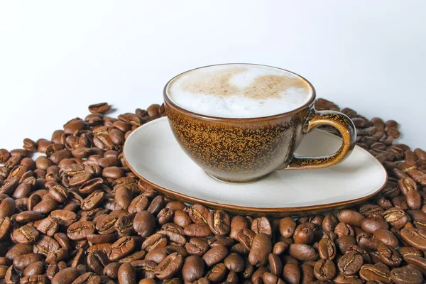 Чашка кави і квасоля на білому фоні — стокове фото