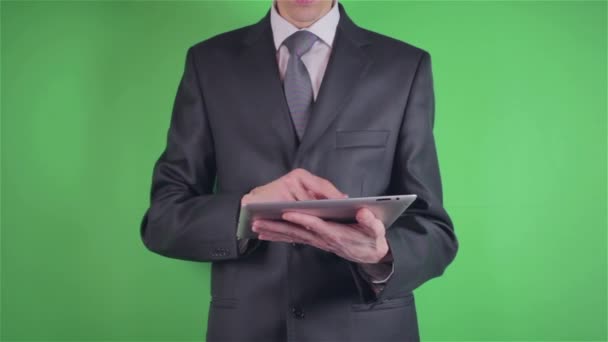 Onun tableti chroma anahtar kullanarak iş adamı — Stok video