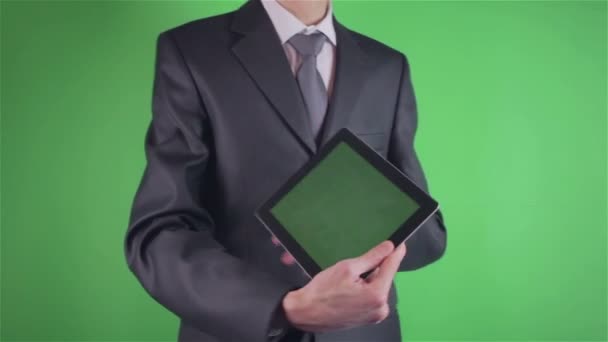 Affärsman med sin tablet på Färgtransparens — Stockvideo