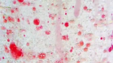 Yakın çekim kırmızı mürekkep kabarcıkları suda hareket