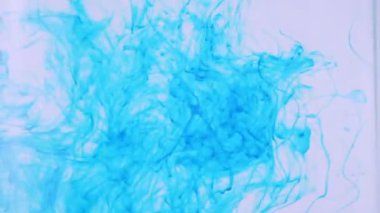 Renk damla su hareket içinde. Girdap gibi mürekkep. Su altında ipeksi mürekkep bulutu. Renkli mürekkep su damla mürekkep.
