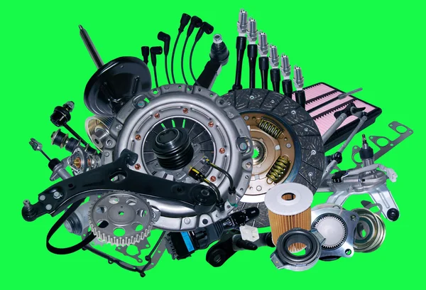 Birçok yeni için yeşil arka plan üzerinde izole bir araba yedek parçalar