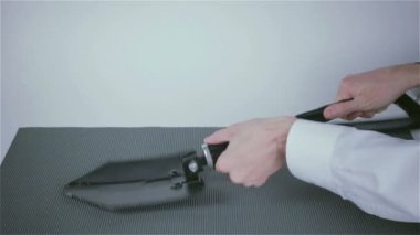 bir iş adamı elinde kürek katlama