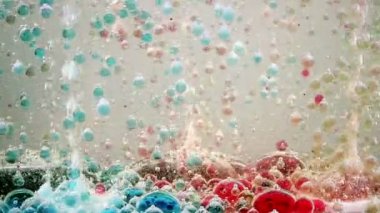 Parlak ve renkli çok renkli sıvı hareket. Lav lambası yeşil, sarı, mavi, mor çiçekli