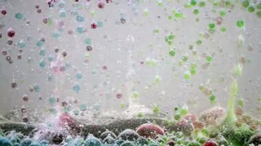 Parlak ve renkli çok renkli sıvı hareket. Lav lambası yeşil, sarı, mavi, mor çiçekli