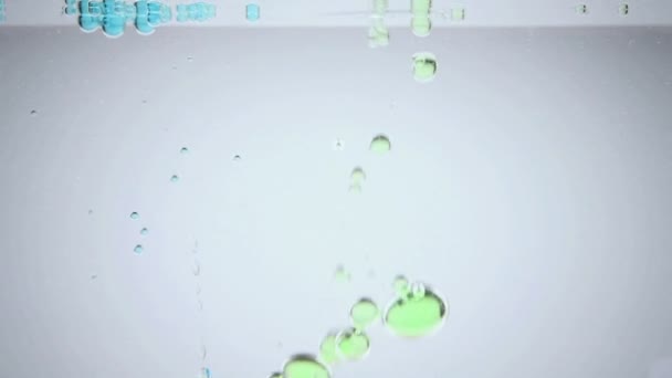 Liquide multicolore lumineux et coloré en mouvement. Lampe à lave .