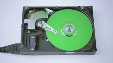 Yeşil bir disk ile bilgisayardan izole sabit disk.