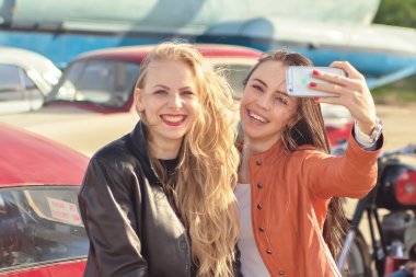 Selfie alarak iki güzel hippi kız