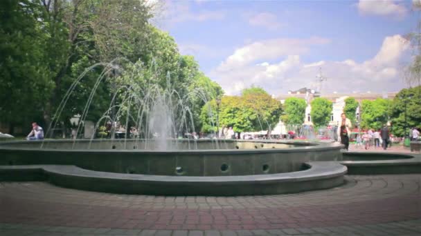 Parque con fuentes — Vídeos de Stock