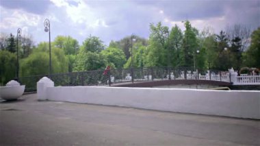 Köprüde yürüyen insanlar