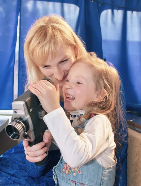 Junge Mutter und Tochter drehten Film — Stockfoto