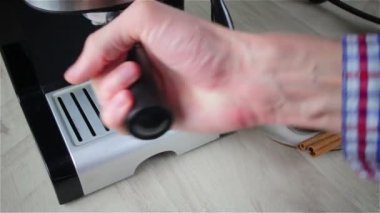 Kahve fincanı ahşap bir masada.