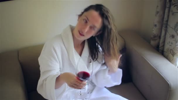 Mooi meisje in een badjas — Stockvideo