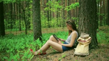 tablet pc ile güzel bir kadın