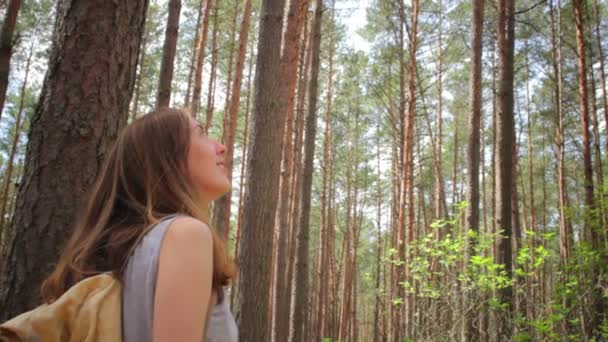 Junges Mädchen mit Rucksack im Wald — Stockvideo