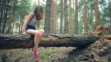 Sarkan bacakları ile oturan kadın