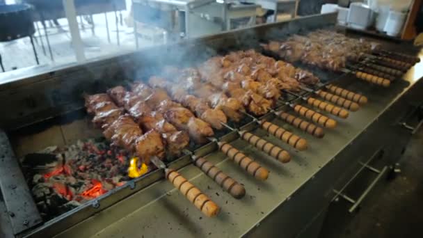 Kebabs juteux sur brochettes tournent — Video