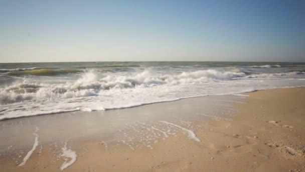 Yaz saati mavi deniz dalgaları sarı güneş ve kum — Stok video