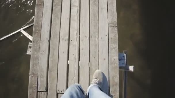 Blick von oben nach unten auf die Laufbeine — Stockvideo