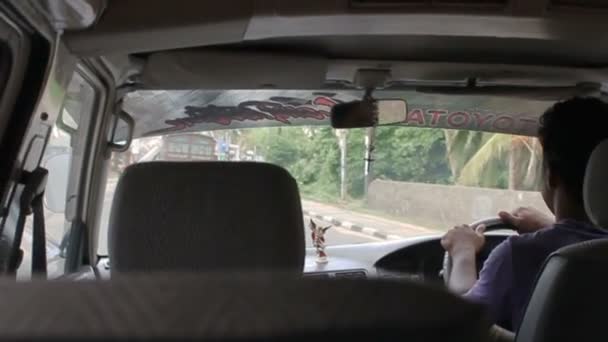 Colombo, sri lanka, 15.11.2011: Mann fährt Auto — Stockvideo