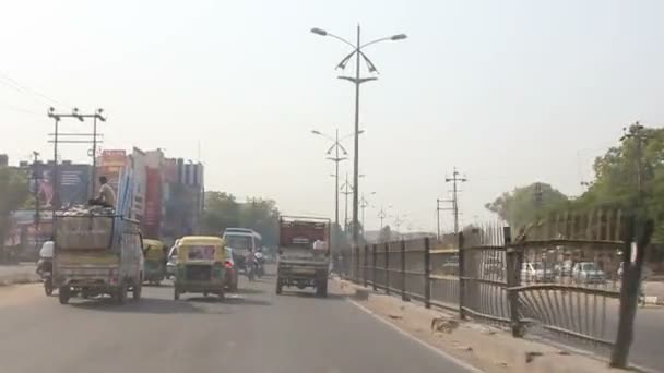 Delhi, indien, 10. november 2011: verkehr in indien — Stockvideo