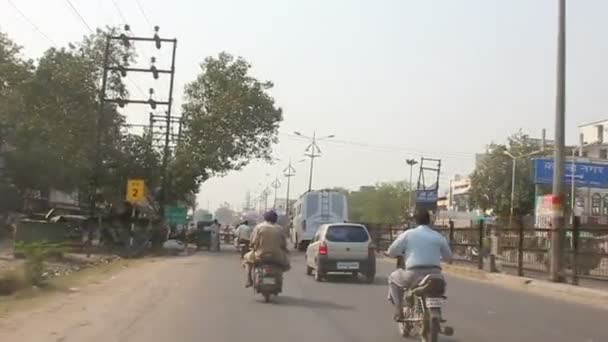 Delhi, indien, 10. november 2011: verkehr in indien — Stockvideo