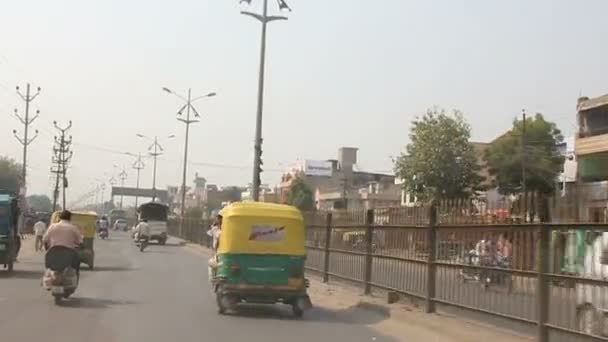 Delhi, India, 10 november 2011: verkeer op de weg in India — Stockvideo