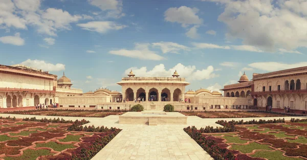 Agra, Indien, 18. November 2011: Rotes Fort als Unesco-Weltkulturerbe — Stockfoto