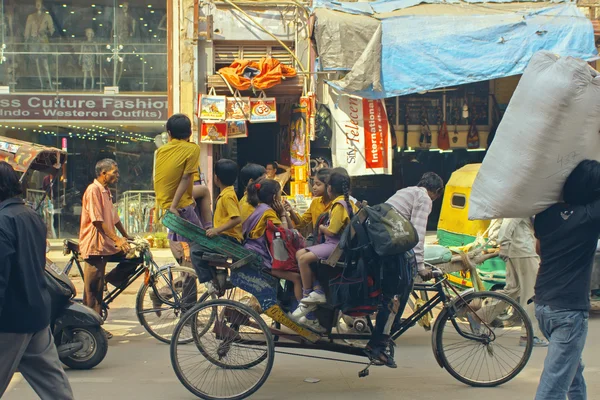 Delhi, Indien, oktober 19, 2011: Cykeltaxi driven barn till skolan — Stockfoto