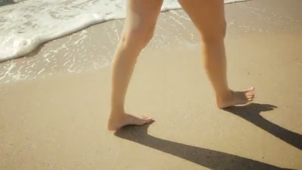 美丽的光着脚在海滩上 — 图库视频影像