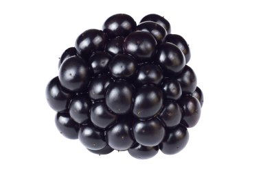 Beyaz arka plan üzerinde izole taze olgun böğürtlen