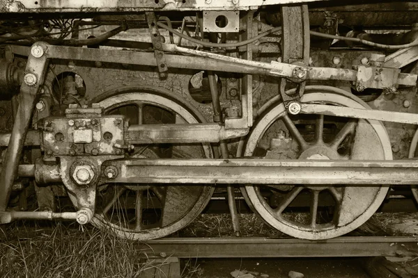 ヴィンテージ機関車のレールの上に立っています。 — ストック写真