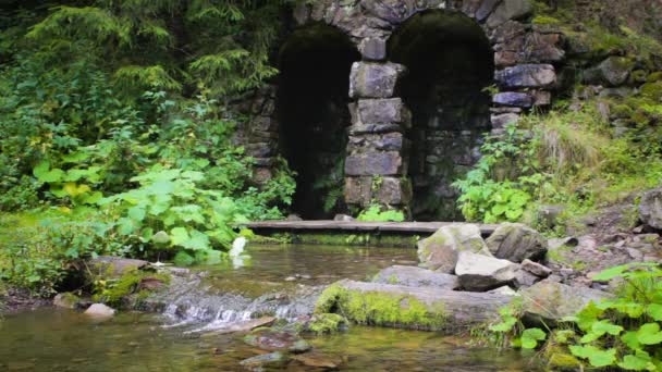 Kleiner Wasserfall mit Bergen — Stockvideo