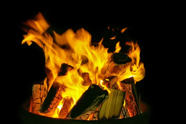 Fuego llama caliente humo oscuro hoguera caliente — Foto de Stock