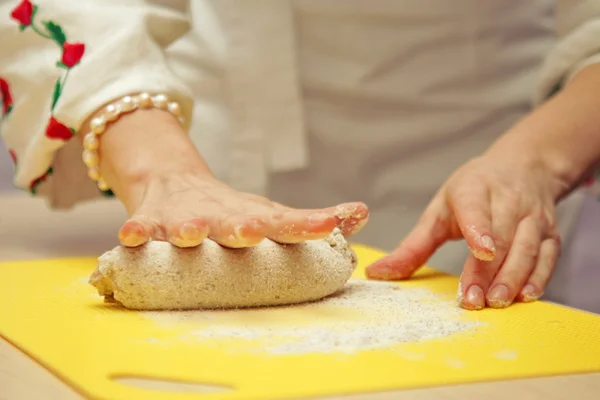Kobieta Kneading ciasto — Zdjęcie stockowe
