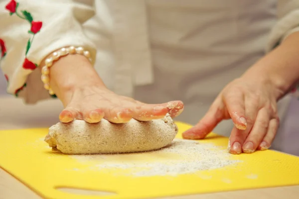 Vrouw die deeg kneedt — Stockfoto