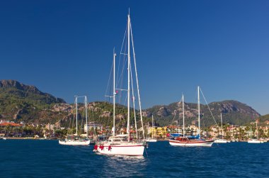 Beyaz yat limanındaki bir çapa olarak