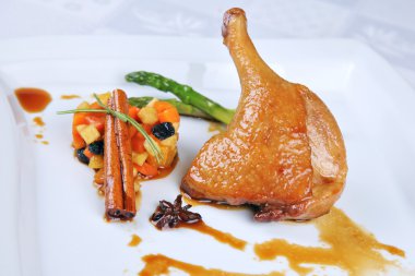 Tavuk budu meyve salatası ile