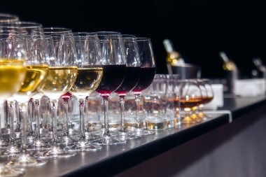 Beyaz ve kırmızı şarap bardakları