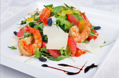 Büyük karides ve yeşil salata
