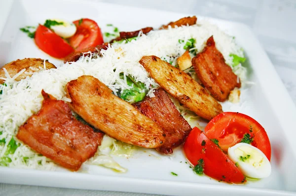 Salada com frango grelhado em prato branco — Fotografia de Stock