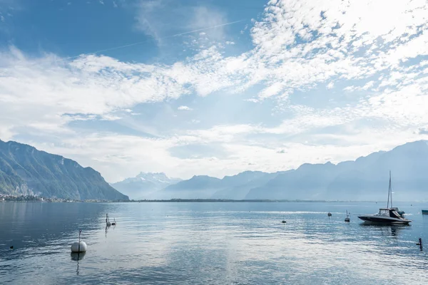 Lago Alpino Con Aguas Tranquilas Con Barco Amarrado Rodeado Picos — Foto de Stock