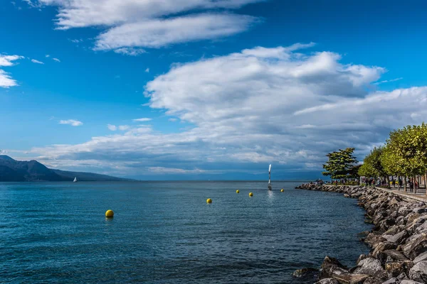 Utsikt Över Genèvesjön Och Alperna Bakgrunden Från Vevey Kantonen Vaud — Stockfoto