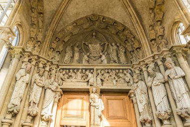 LAUSANNE, SWitzERLAND - 10 Ekim 2020: Lozan içlerindeki Notre Dame Katedrali, İsviçre 'nin Vaud kantonundaki Lozan şehrinde yer alan bir kilise