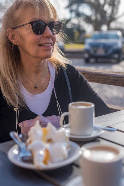 Reife Erwachsene Frau Die Eine Brille Mit Latte Und Zitronenkuchen — Stockfoto
