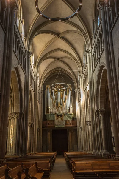 Geneve, Suíça - 30 de outubro de 2020: Vista interior da Catedral de São Pedro, em Genebra. Suíça — Fotografia de Stock