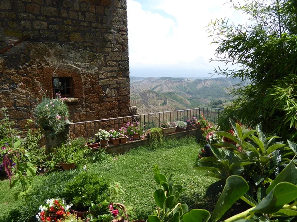 Jardín con construcción medieval en Bagnoregio —  Fotos de Stock