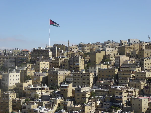 Uitzicht op de stad Amman met Jordaanse vlag — Stockfoto